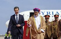 Султан Омана встречает президента Сирии в аэропорту столицы Маската, 20 февраля 2023 г.