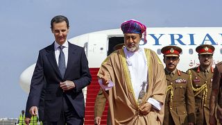 Султан Омана встречает президента Сирии в аэропорту столицы Маската, 20 февраля 2023 г.