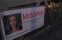 Nicola Bulley arcképe egy plakáton, közel a helyhez, ahol eltűnt 2023. februárjában