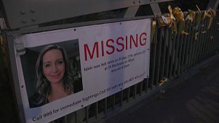 Nicola Bulley arcképe egy plakáton, közel a helyhez, ahol eltűnt 2023. februárjában
