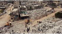 مواطنون يتفقدون المباني المنهارة بعد الزلزال المدمر الذي ضرب سوريا وتركيا في بلدة حارم بمحافظة إدلب السورية، السبت 11 شباط 2023.