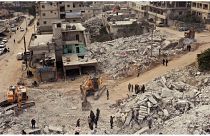مواطنون يتفقدون المباني المنهارة بعد الزلزال المدمر الذي ضرب سوريا وتركيا في بلدة حارم بمحافظة إدلب السورية، السبت 11 شباط 2023.