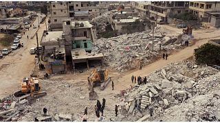 مواطنون يتفقدون المباني المنهارة بعد الزلزال المدمر الذي ضرب سوريا وتركيا في بلدة حارم بمحافظة إدلب السورية، السبت 11 شباط 2023.