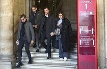 المطرب المغربي سعد لمجرد، الثاني من اليمين، يغادر قاعة المحكمة- 20 فبراير 2023 في باريس.