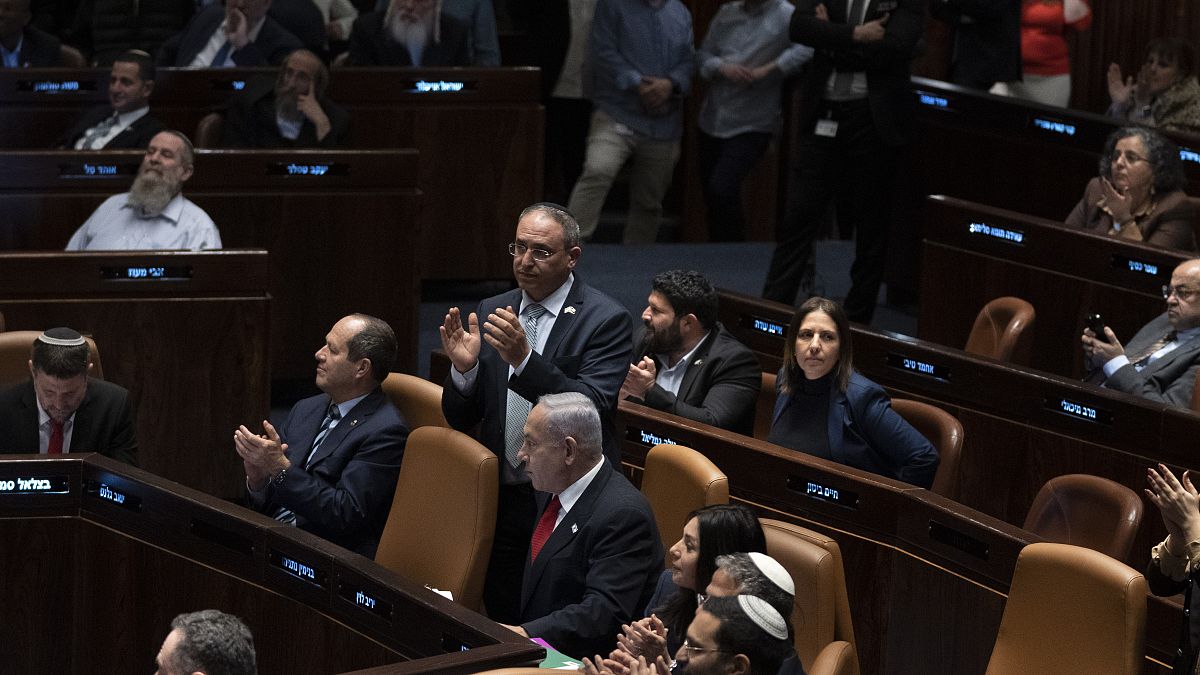 مشرعون في البرلمان الإسرائيلي (الكنيست) أثناء التصويت على خطة مثيرة للجدل لإصلاح النظام القانوني. 2023/02/21