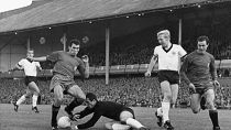 El portero de Alemania Occidental salva el balón a los pies del delantero español Amancio Amaro durante el Mundial de Inglaterra 1966.