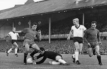 El portero de Alemania Occidental salva el balón a los pies del delantero español Amancio Amaro durante el Mundial de Inglaterra 1966.