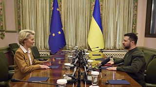 La présidente de la Commission européenne, Ursula von der Leyen, et le président ukrainien, Volodymyr Zelensky