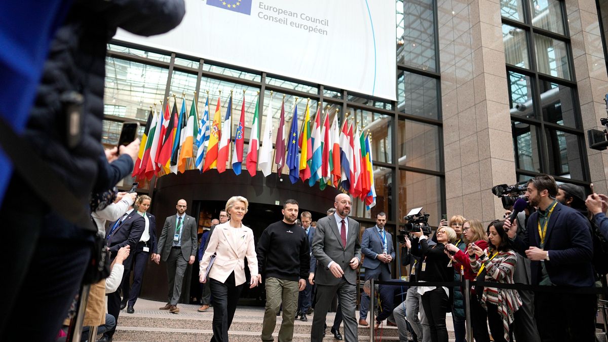 Presidente ucraniano ladeado pelos líderes da Comissão e Conselho europeus, em Bruxelas