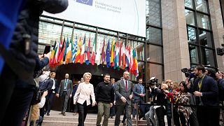 Presidente ucraniano ladeado pelos líderes da Comissão e Conselho europeus, em Bruxelas