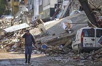 Egy férfi sétál el egy összeomlott ház előtt Antakijában, Dél-Törökországban 2023 február 21-én