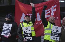 Vasúti dolgozók tiltakoznak az ASLEF brit szakszervezet felhívására szervezett bérkövetelő munkabeszüntetésen a l