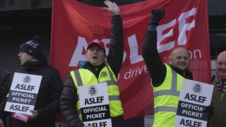 Vasúti dolgozók tiltakoznak az ASLEF brit szakszervezet felhívására szervezett bérkövetelő munkabeszüntetésen a l