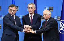 Γενς Στόλτεμπεργκ, Ντμίτρο Κουλέμπα και Ζοζέπ Μπορέλ δίνουν τα χέρια