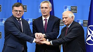 Dmytro Kuleba (g.), Jens Stoltenberg et Josep Borrell.