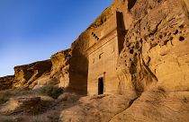 مقابر نبطية قديمة منحوتة في موقع الحجر الأثري بالقرب من مدينة العلا شمال غرب المملكة العربية السعودية. 2023/02/3