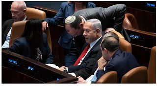 نتنياهو مع مجموعة من النواب داخل البرلمان الإسرائيلي 