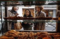   فتيات أمام مخبز بولينا باريس/فرنسا
