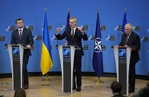 Dmitro Kuleba ukrán külügyminiszter, Jens Stoltenberg NATO-főtitkár és Josep Borrell, az Európai Unió kül- és biztonságpolitikai főképviselője