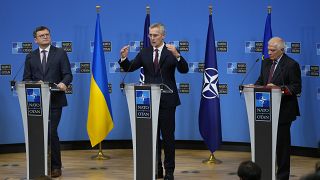 Dmitro Kuleba ukrán külügyminiszter, Jens Stoltenberg NATO-főtitkár és Josep Borrell, az Európai Unió kül- és biztonságpolitikai főképviselője 