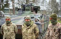 سربازان اوکراینی در مقابل تانک لئوپارد