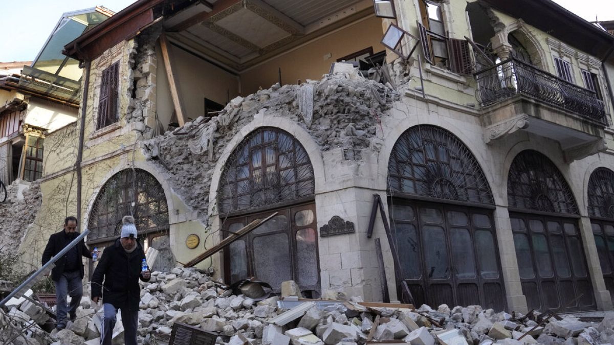 Antakya merkezde yer alan bir otel binası olarak kullanılan eski yapı 6 Şubat'taki depremlerde büyük yıkıma uğradı