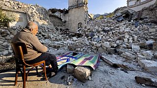 Mehmet Ismet prie devant les décombres de la mosquée historique Habib Najjar. 11 février 2023.