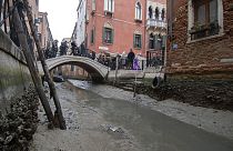 Blick auf einen ausgetrockneten Kanal bei Niedrigwasser in Venedig