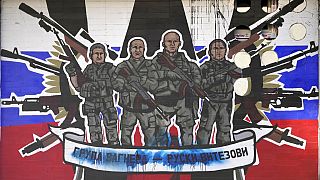 Une peinture murale représentant des mercenaires du groupe russe Wagner, sur laquelle on peut lire : "Les mercenaires du groupe Wagner sont des hommes d'affaires"