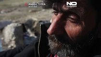 رجل أمام خيمة بالقرب من مدينة حلب 