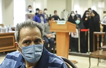 مواطن إيراني -ألماني ومقيم في الولايات المتحدة جمشيد شارمهد يحضر محاكمته في المحكمة الثورية، في طهران، إيران، 6 فبراير 2022.