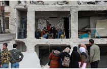 سوريون يرفضون مغادرة منازلهم المتصدّعة في حلب