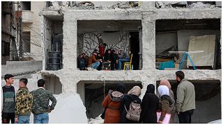 سوريون يرفضون مغادرة منازلهم المتصدّعة في حلب