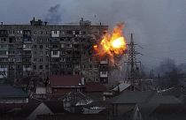 Robbanások egy lakóházban, miután az orosz hadsereg harckocsitüzet nyitott az ukrajnai Mariupolban 2022. március 11-én, pénteken