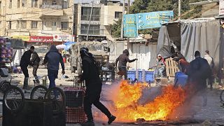 اشتباكات بين فلسطينيين وقوات إسرائيلية وسط غارة على مدينة نابلس بالضفة الغربية، في 22 فبراير 2023.