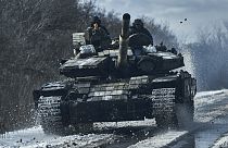 جنود أوكرانيون على دبابة في خط المواجهة في باخموت، منطقة دونيتسك، أوكرانيا، 20 فبراير 2023