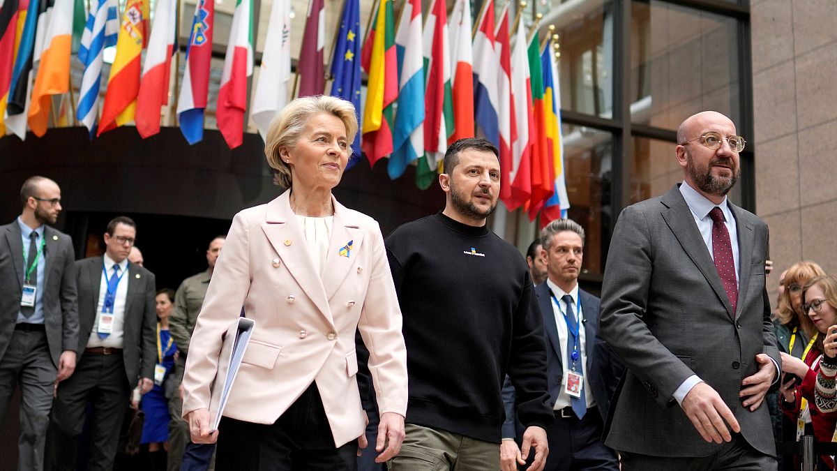 Ursula von der Leyen EB-elnök, Volodimir Zelenszkij ukrán elnök és Charles Michel, az Európai Tanács elnöke Brüsszelben február 9-én