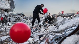 بالونات حمر فوق أنقاض أنطاكية تكريماً للأطفال ضحايا الزلزال، الأربعاء 22 فبراير 2023