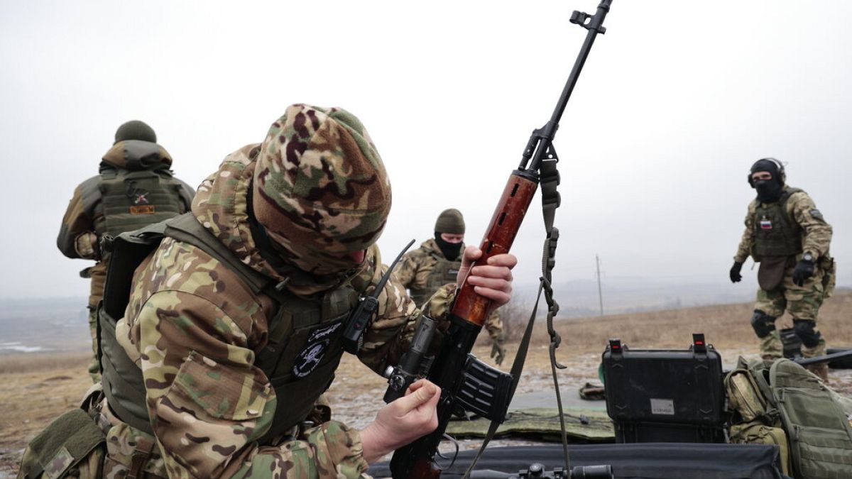 جنود من الجيش الروسي يتدربون في ساحة تدريب عسكرية في منطقة دونيتسك الخاضعة للسيطرة الروسية بشرق أوكرانيا، الثلاثاء 31 يناير 2023