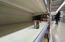 Пустые полки в британских супермаркетах, где ощущается дефицит помидоров и других овощей