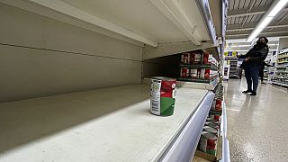 Пустые полки в британских супермаркетах, где ощущается дефицит помидоров и других овощей