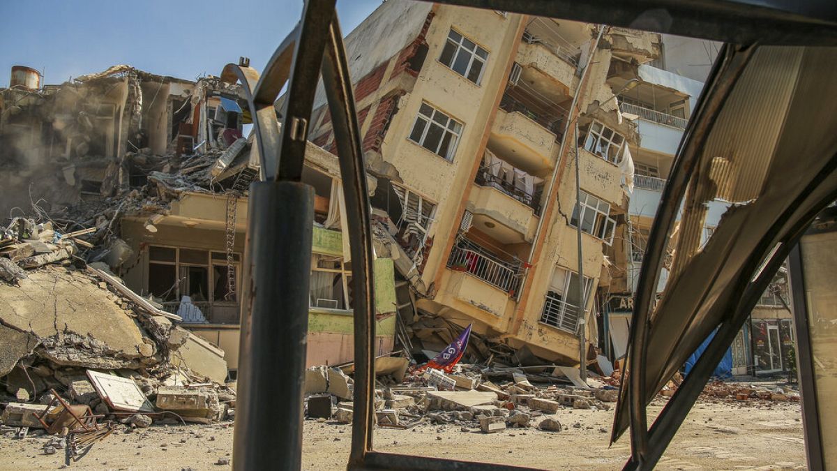 A földrengésben összedőlt épületek egyike