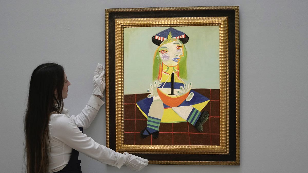 لوحة "مايا" للرسام الإسباني بابلو بيكاسو رسمها في العام 1938، معروضة خلال معاينة إعلامية لمزاد دار سوذبي ، في العاصمة البريطانية، لندن، 22 فبراير 2023.
