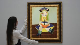 لوحة "مايا" للرسام الإسباني بابلو بيكاسو رسمها في العام 1938، معروضة خلال معاينة إعلامية لمزاد دار سوذبي ، في العاصمة البريطانية، لندن، 22 فبراير 2023.