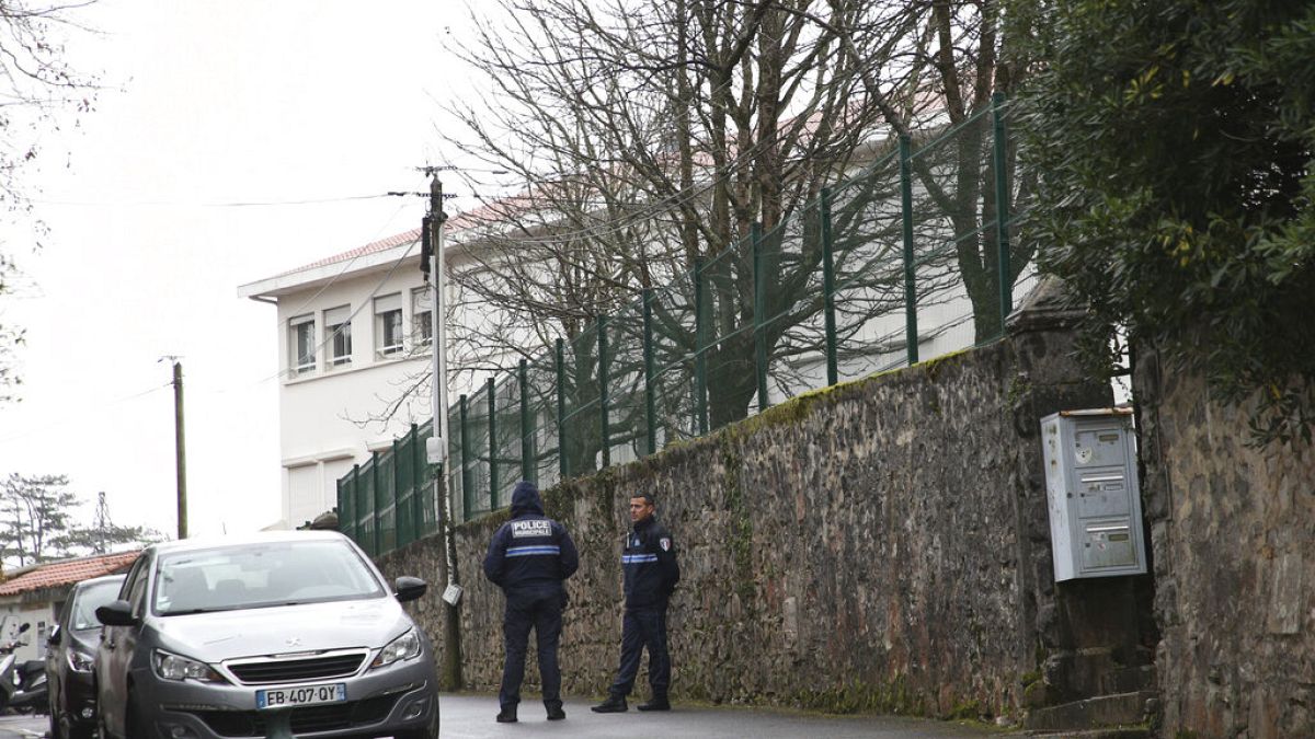 Polizisten vor der Privatschule in Saint-Jean-de-Luz