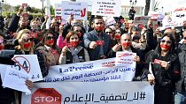 صحفيون يحتجون على الخطر الذي يهدد الصحافة وعودة الديكتاتورية والرأي الواحد، خاصة بعد توقيف مدير عام راديو موزاييك نور الدين بوطار، 16 فبراير 2023، تونس.