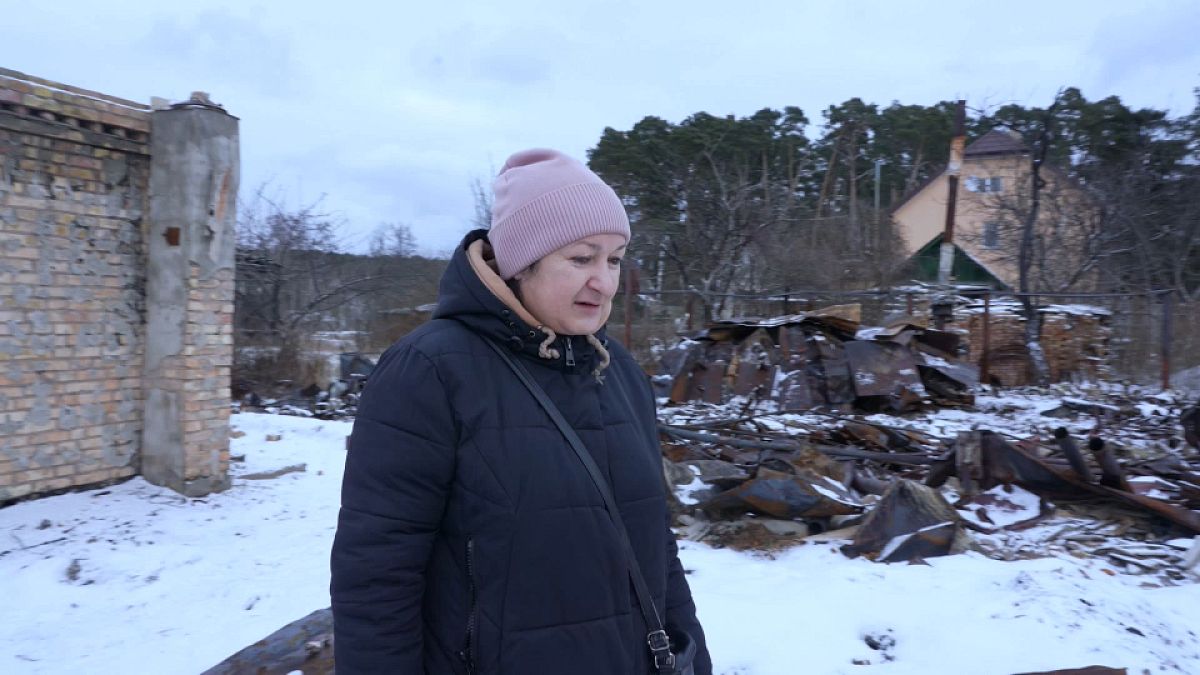 Tetiana observe les débris en train d'être évacués par des volontaires à Horenka 