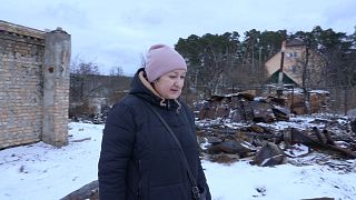 Tetiana observe les débris en train d'être évacués par des volontaires à Horenka 