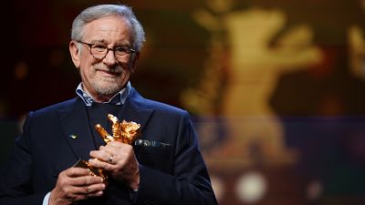 Steven Spielberg a tiszteletbeli Arany Medve-díjjal. 