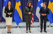 La premier finlandese Sanna Marin, la vice-presidente americana Kamala Harris e il premier svedese Ulf Kristersson alla Conferenza di Monaco di Baviera. (17.2.2023)